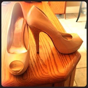 Cute light tan peep toe pumps!!