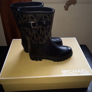 Michael kors rain boot.