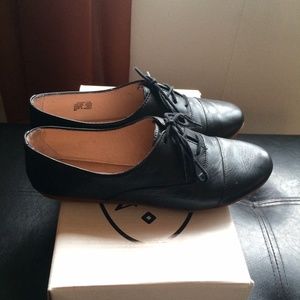 Steve madden black flat.