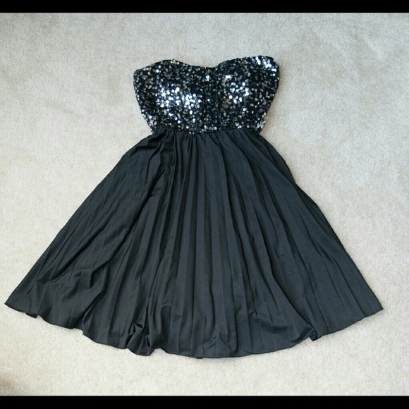 *FINAL SALE* Sequin Strapless Dress - Medium