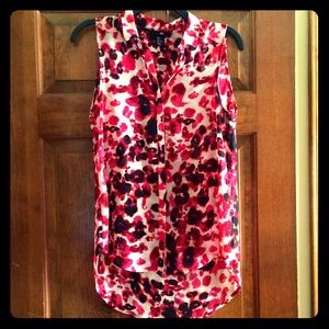Animal print sleeveless high-low blouse.