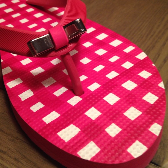 NEW COACH Amel rubber flip flops with silver bow - Picture 2 of 3