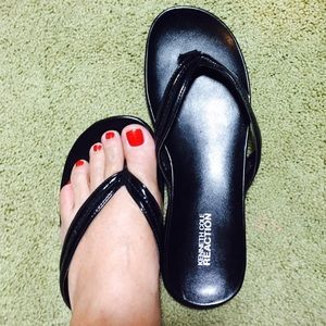 Kenneth Cole reaction thongs