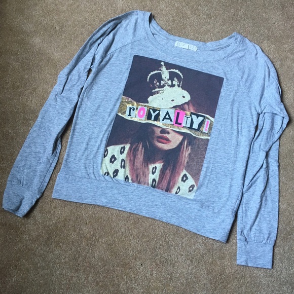 ❤️dELiA*s Royalty Graphic Tshirt