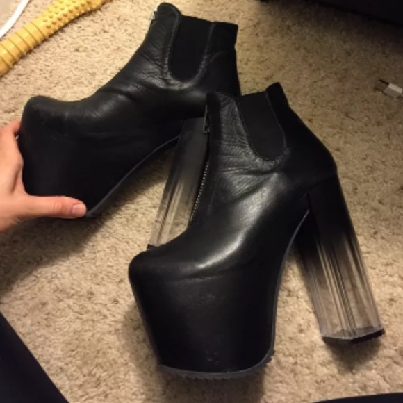 Unif das boot black new with defects women's 6