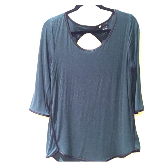 🍁Emerald Green Top w/ Leather Piping - Picture 1 of 2