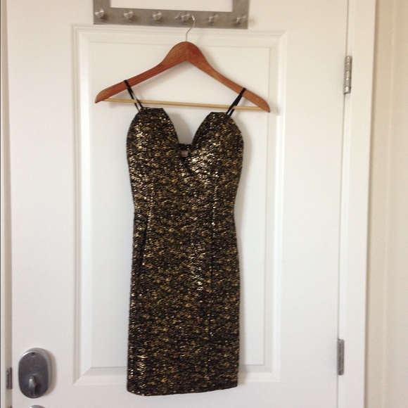 Black and gold deep V strapless dress.