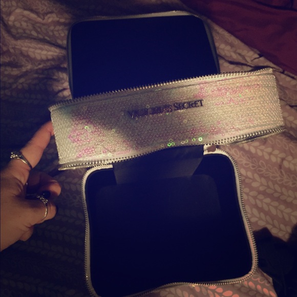Victoria secret make up bag 😻