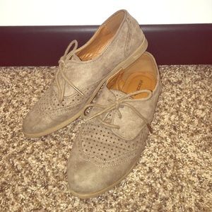 Tan/gray Oxford style flats