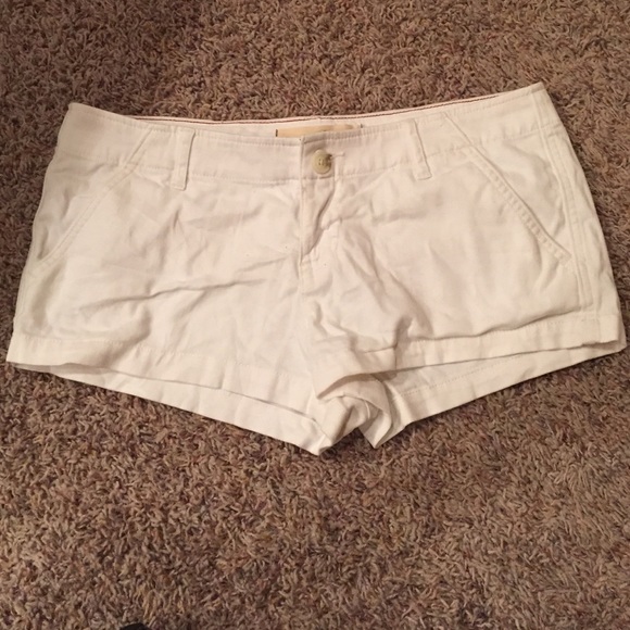 White Hollister shorts