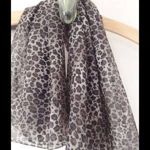 Scarf in animal print