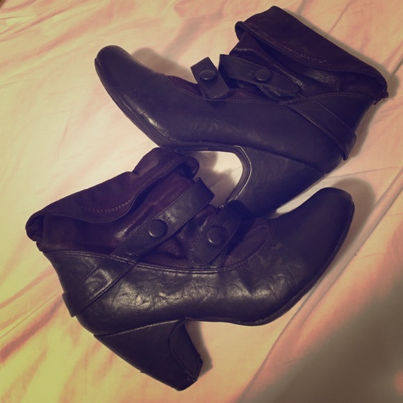 Brown booties 😘