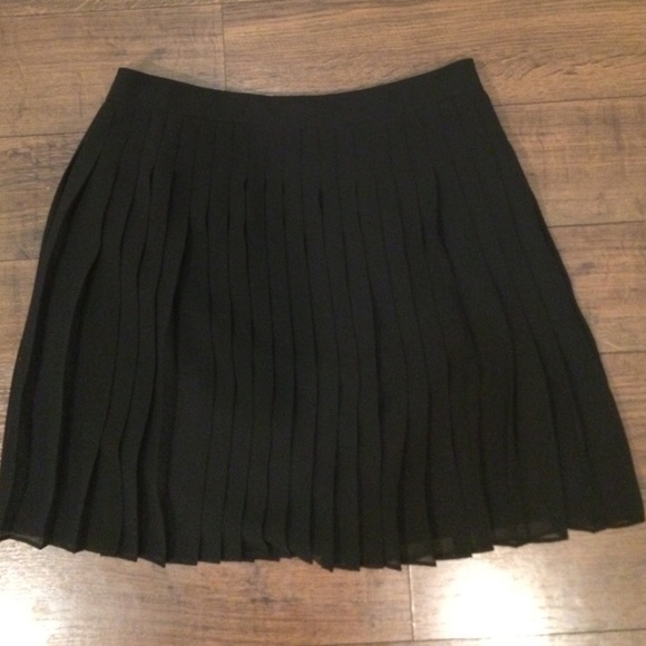Ann Taylor Loft black pleated skirt sz 2