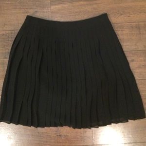 Ann Taylor Loft black pleated skirt sz 2
