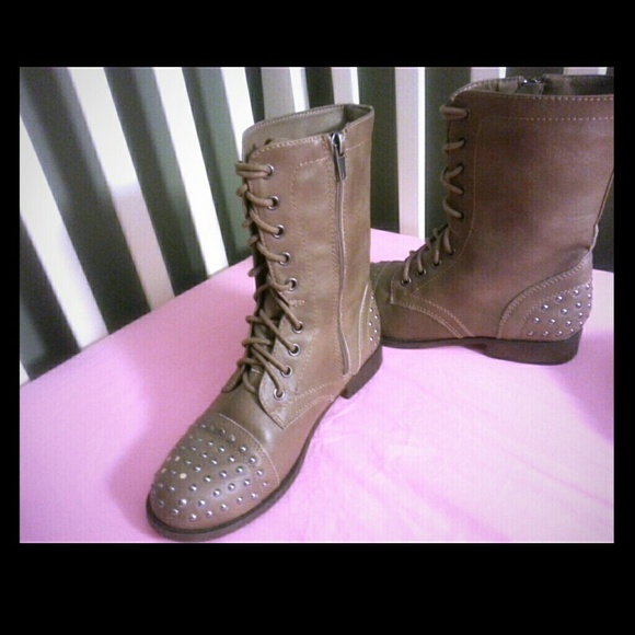 Combat boots