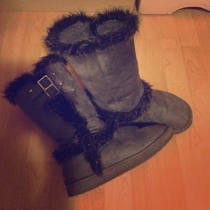 Gray fur buckle boots