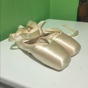 Capezio mushilan pointe shoes