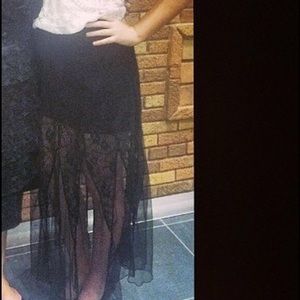 En creme lace super cute skirt