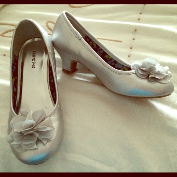 BEAUTIFUL GIRLS SILVER HEELS SHOES