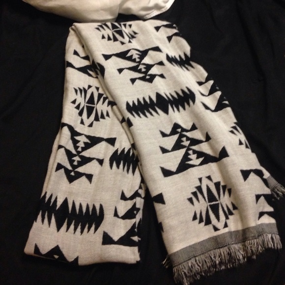 super soft reversible Aztec scarf!! - Picture 1 of 3