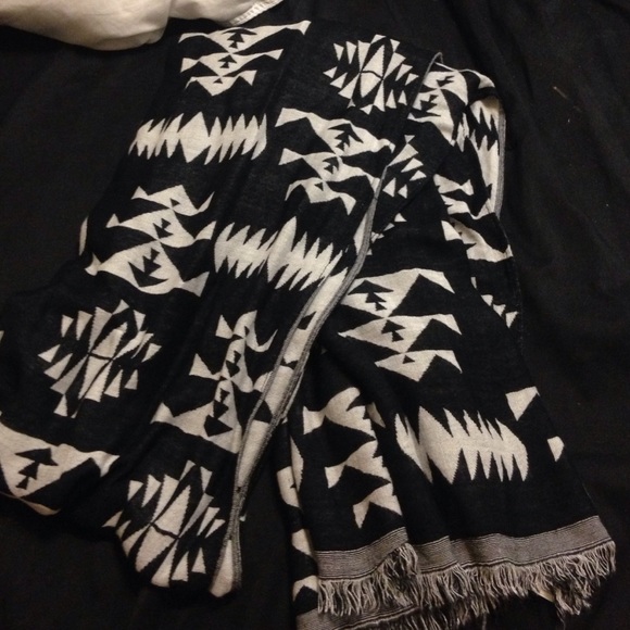 super soft reversible Aztec scarf!! - Picture 2 of 3