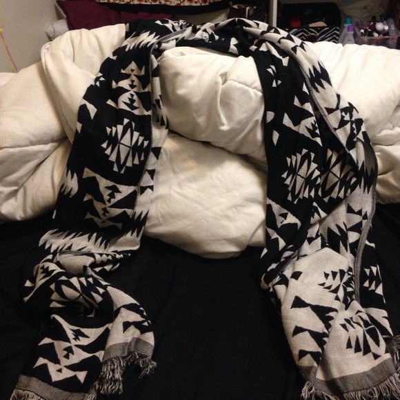 super soft reversible Aztec scarf!! - Picture 3 of 3