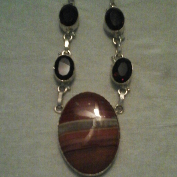 Semi precious gemstone necklace w/garnets