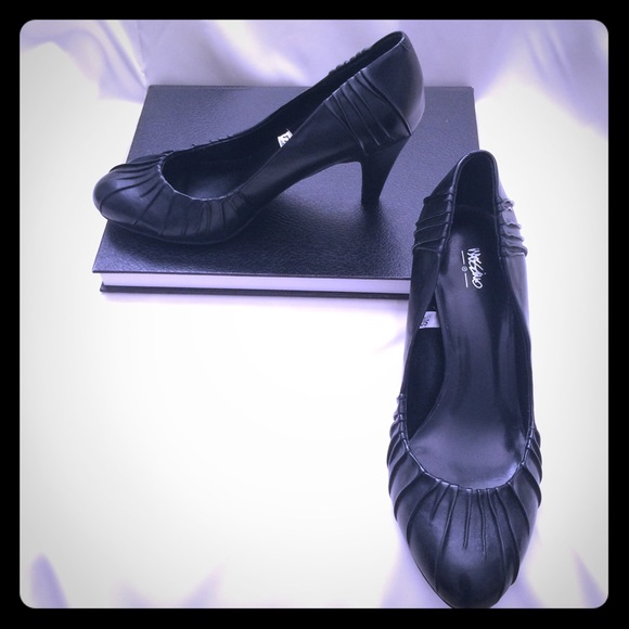 Mossimo Black Pumps