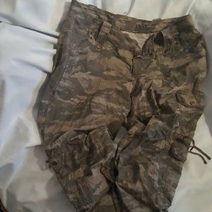 Cargo cameflauge capris