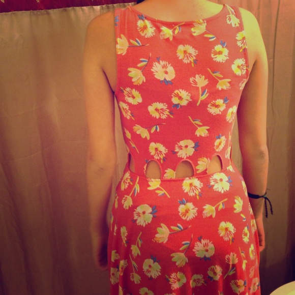 Cute floral dress fits small to medium