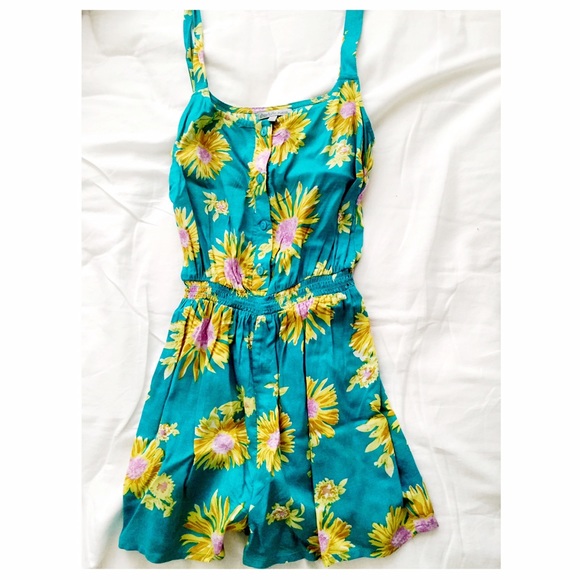 Charlotte russe romper🌼