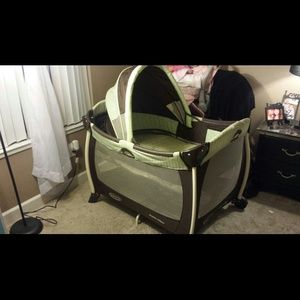 Graco baby bassinet/playpen