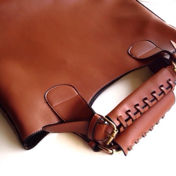 Handbags - cognac leather tote + detachable clutch bag ✨HP!✨