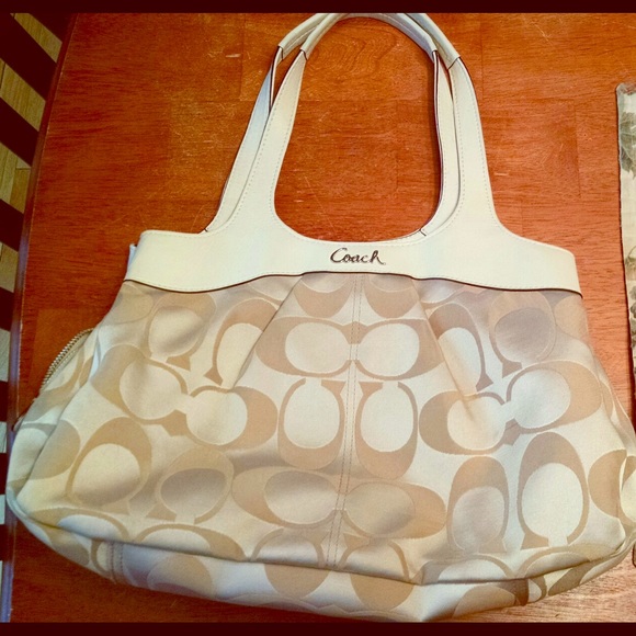✨sold✨Coach optic lexi handbag-- authentic