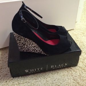 Black wedges