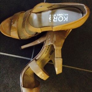 💃🏼SOLD💃🏼Stunning Michael Kors Caged Nude Pump