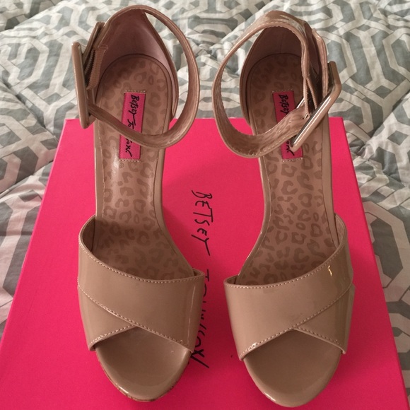 Betsey Johnson Sandals. Gorgeous!! - Picture 1 of 2