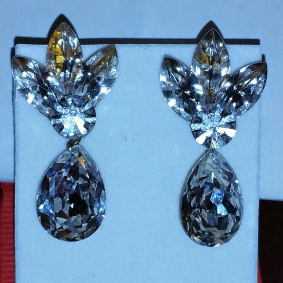 PRICE ⤵Stunning vintage rhinestone earrings