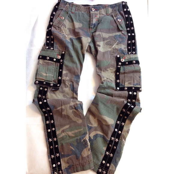 ‼️CLEARANCE‼️Stud embellished Camo cargo jeans - Picture 2 of 3