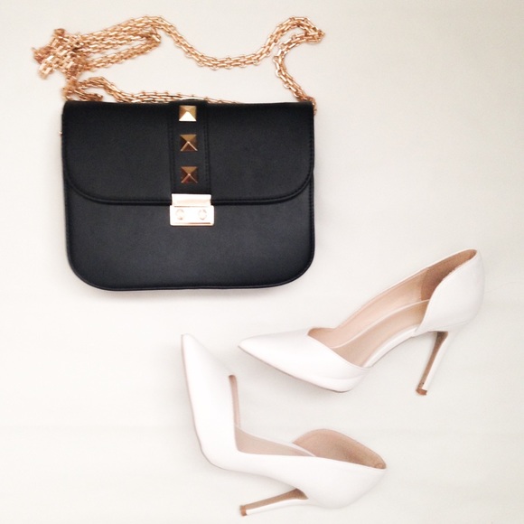 Forever 21 Handbags - Black chained purse