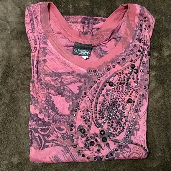 󾠯Red and black beaded Vneck