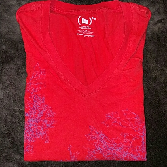 󾠯Beautiful Gap red vneck with tree design