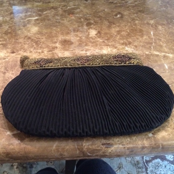Super classy black and gold evening bag! Bronze to