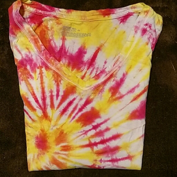 󾠯Tie dye shirt