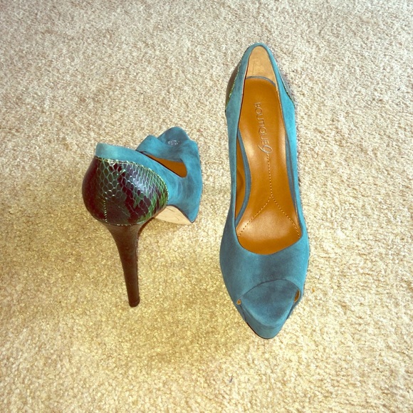 Velvet turquoise heals with a green snakeskin back