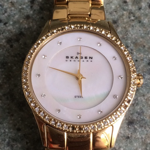 ✂️Skagen Gold Crystal Bezel Watch
