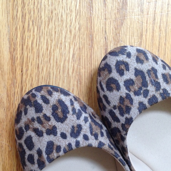 Cheetah print flats (Size 6) - Picture 1 of 3