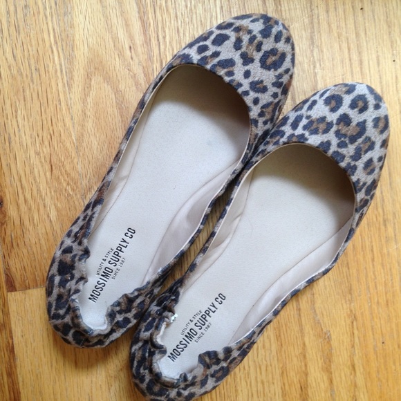 Cheetah print flats (Size 6) - Picture 2 of 3