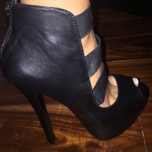 Steve Madden Banksy Black Leather Platform pump😍