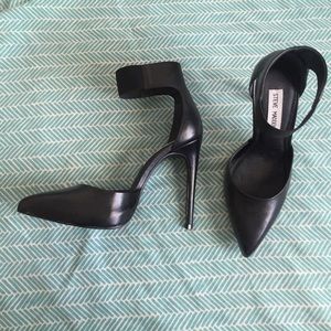 Like new Steve Madden black flutter heels 7.5